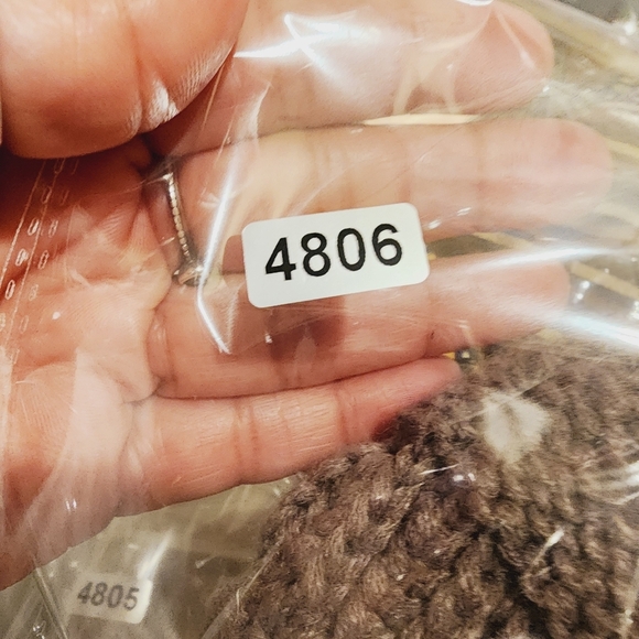 C.C Brown Women's knitted Winter Hat OS - Picture 9 of 9